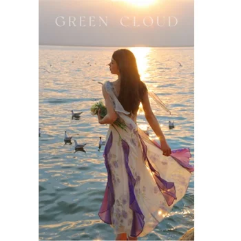 zöld emlékszik a maradék álmokra, romantikus és elegáns V-nyak, fodros szél, világoslila töredezett virágok, felfüggesztve